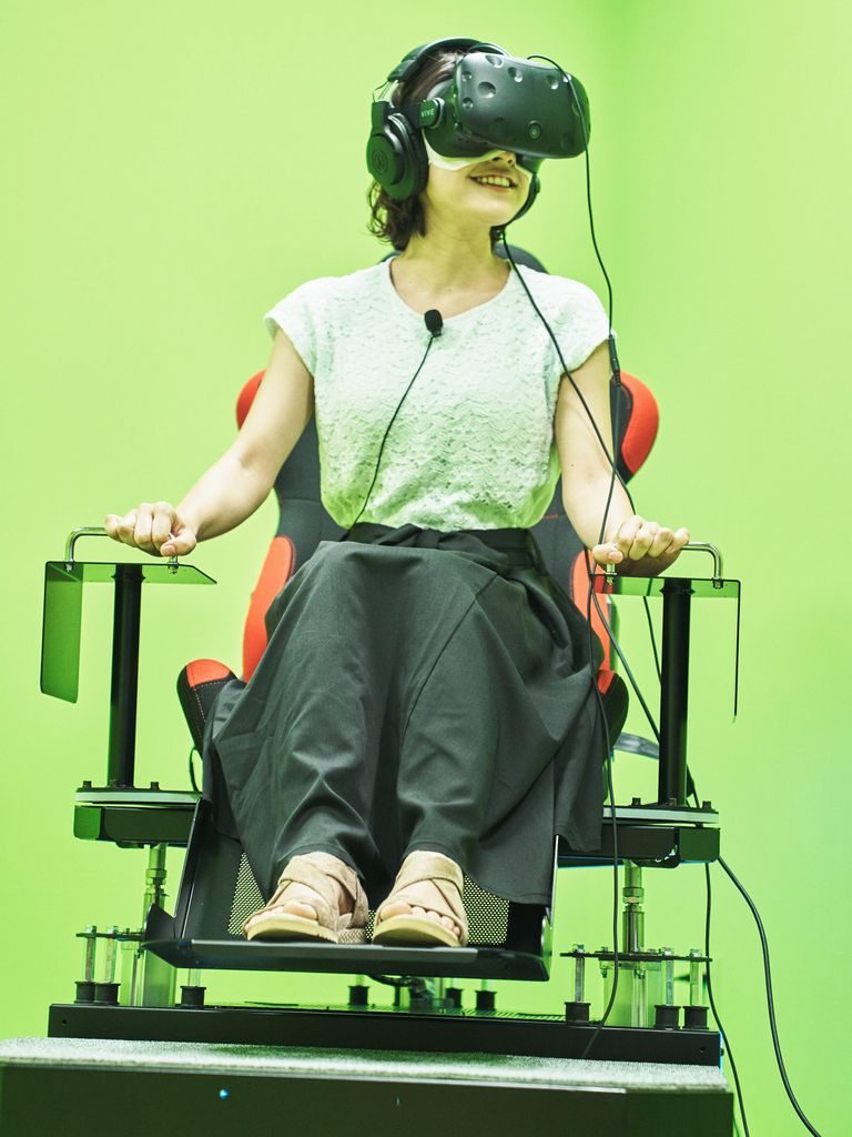 VR椅子型体験筐体SIMVR（シンバ）を体験する研究員